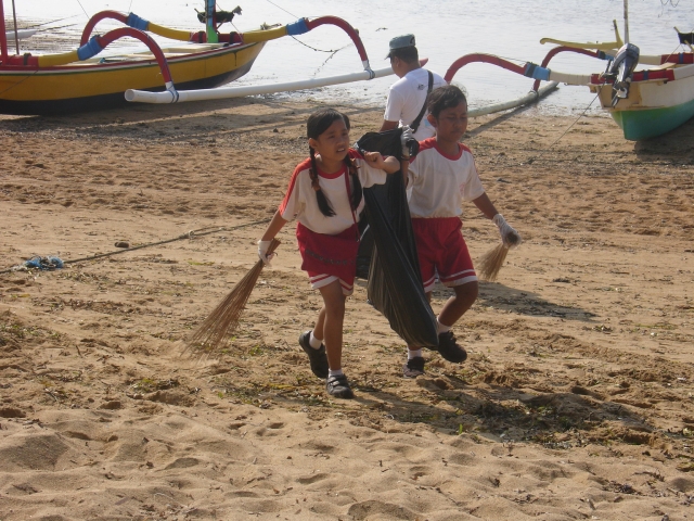 BSF Asia helps out in the Clean the Beach 2011